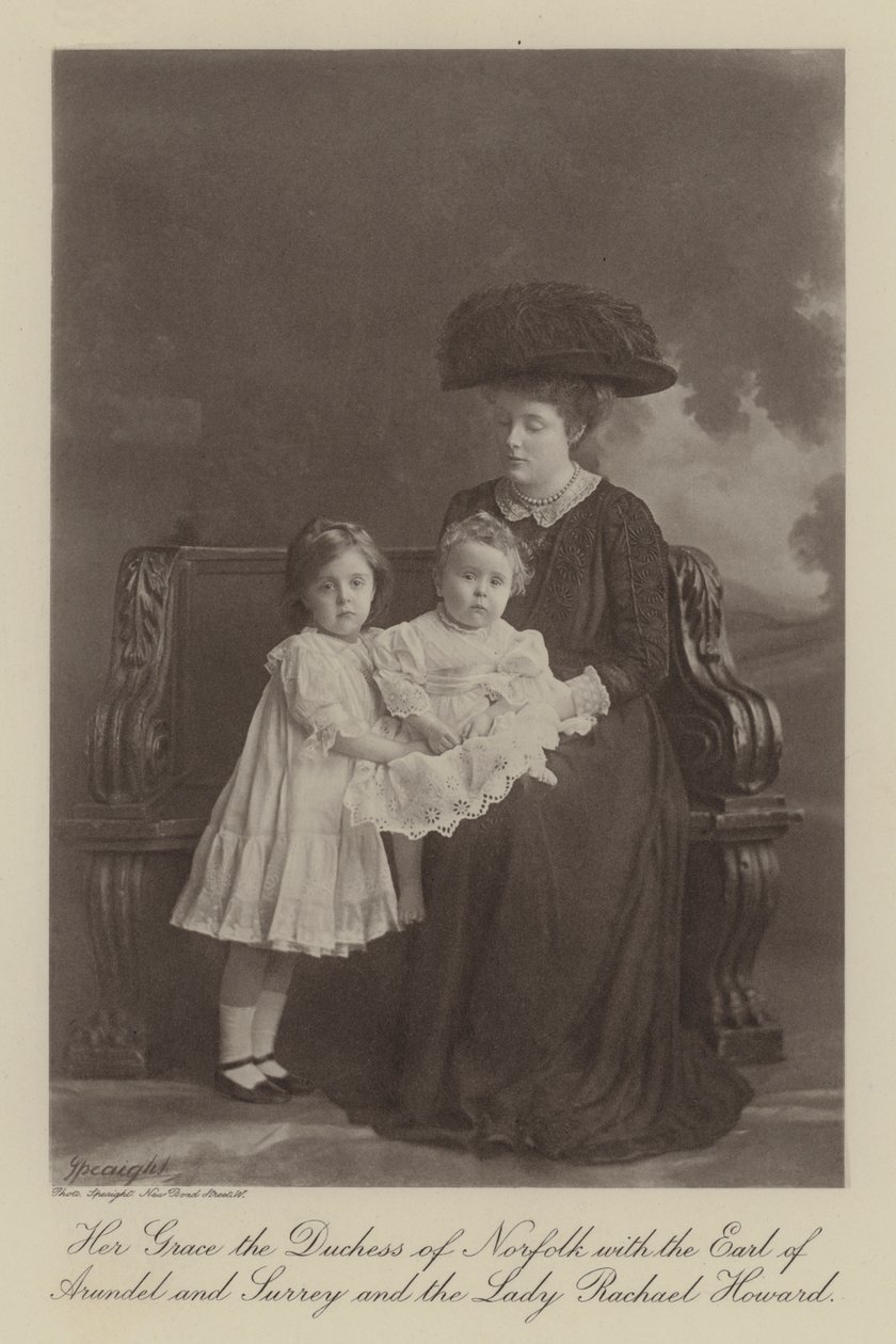Sua Graça, a Duquesa de Norfolk, com o Conde de Arundel e Surrey e Lady Rachael Howard (fotografia a preto e branco) de English Photographer