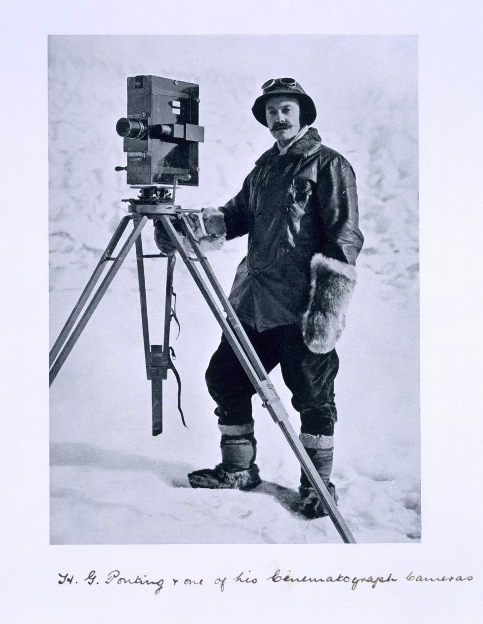 Herbert Ponting (1870-1935) com uma câmera cinematográfica na expedição Terra Nova (1910-13) ao Pólo Sul liderada pelo Capitão Scott, 1910-12 de English Photographer