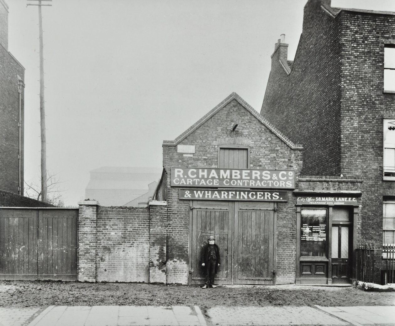 High Street, North Woolwich; mais tarde Pier Road, 1899 de English Photographer