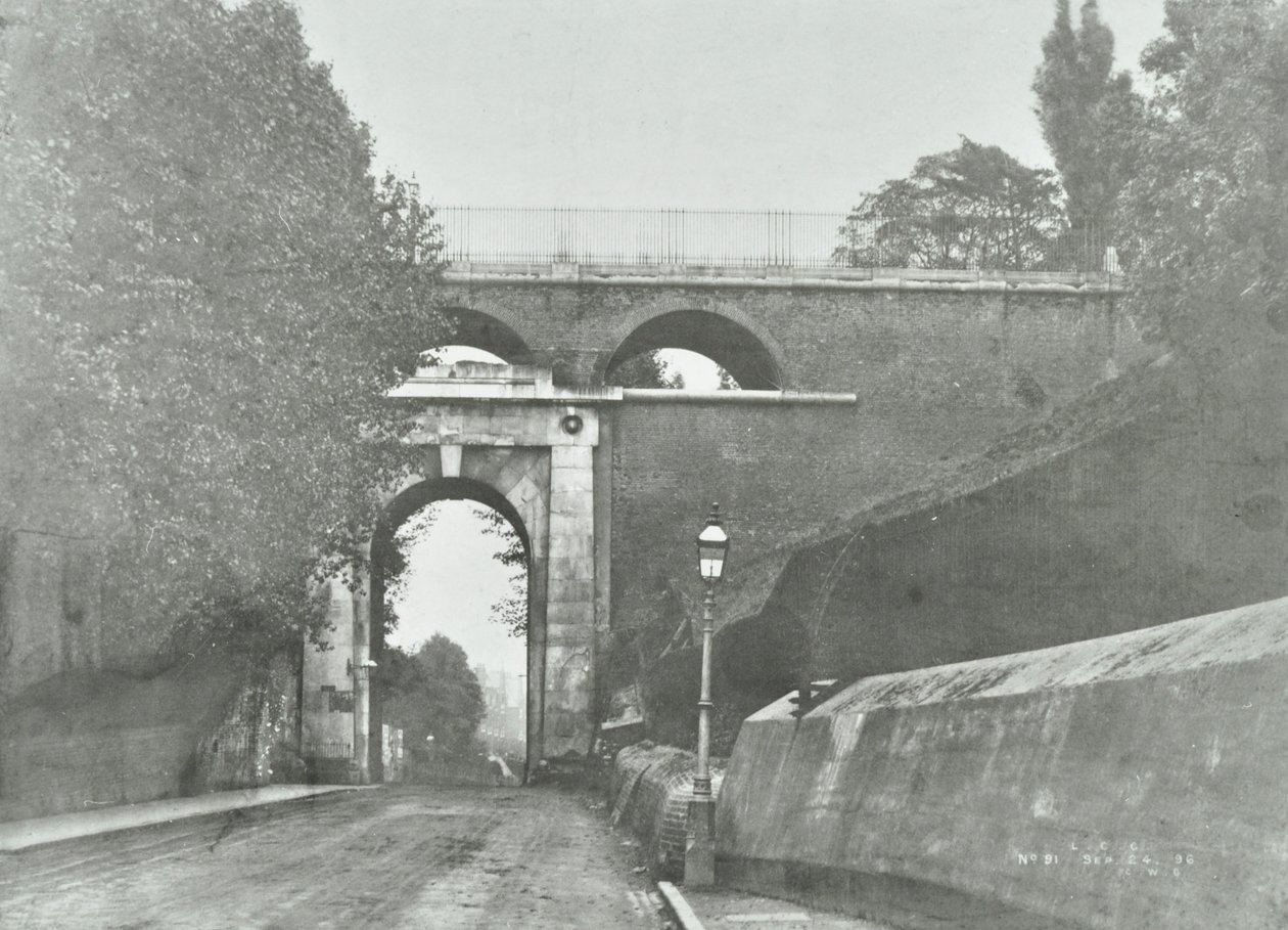 Highgate Archway, Archway Road Bridge: visão geral da ponte velha, 1896 de English Photographer
