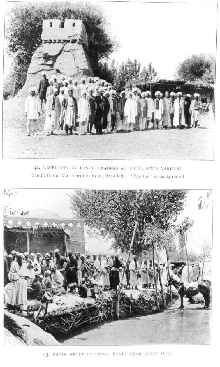 Comerciantes hindus em Bigil, perto de Yarkand e um grupo em um bazar perto de Kharghalik, de Ruins of Desert Cathay por Sir Aurel Stein, publicado em 1912 de English Photographer