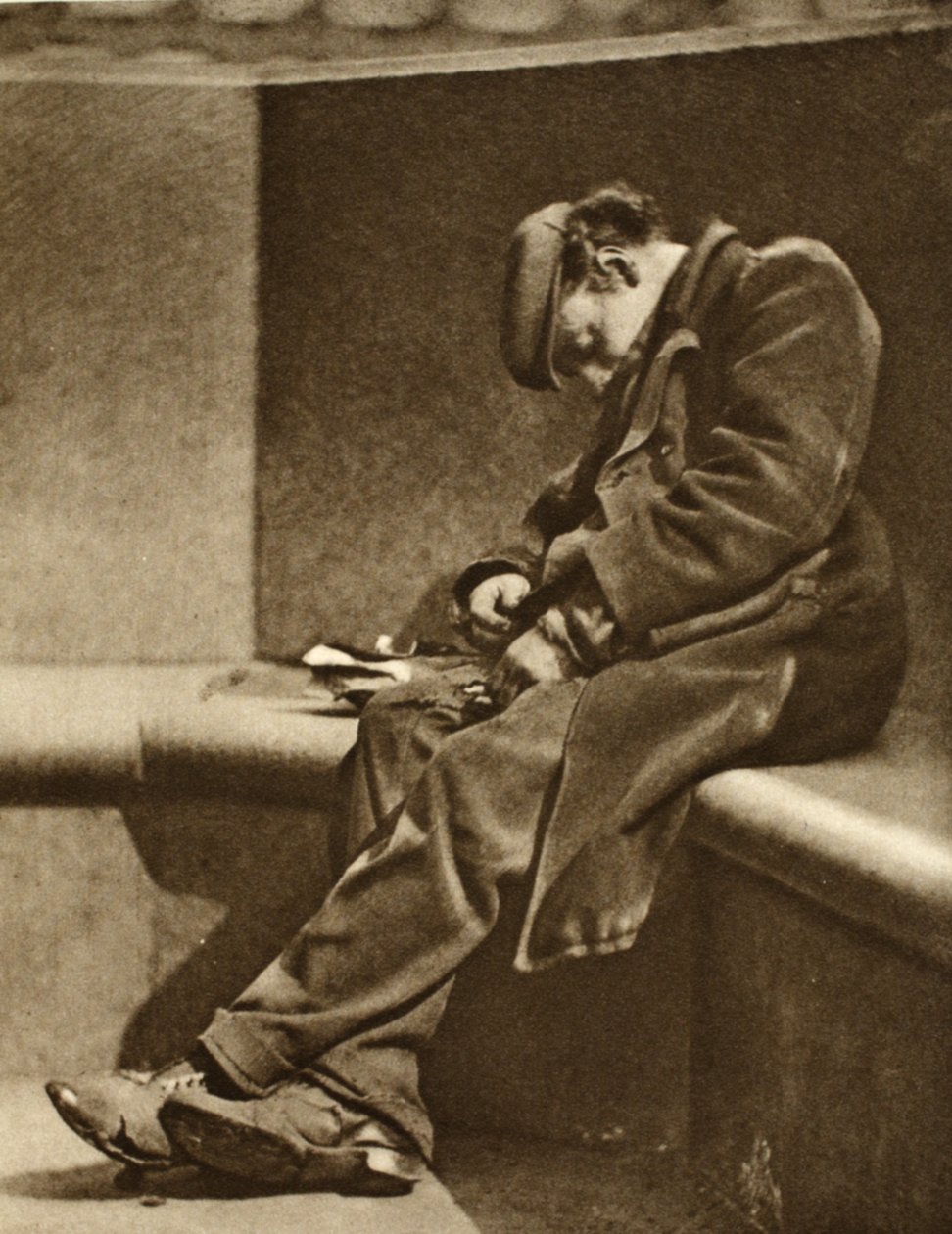 Homem sem-teto na Ponte Blackfriars, de Wonderful London, publicado em 1926-27 (fotogravura) de English Photographer