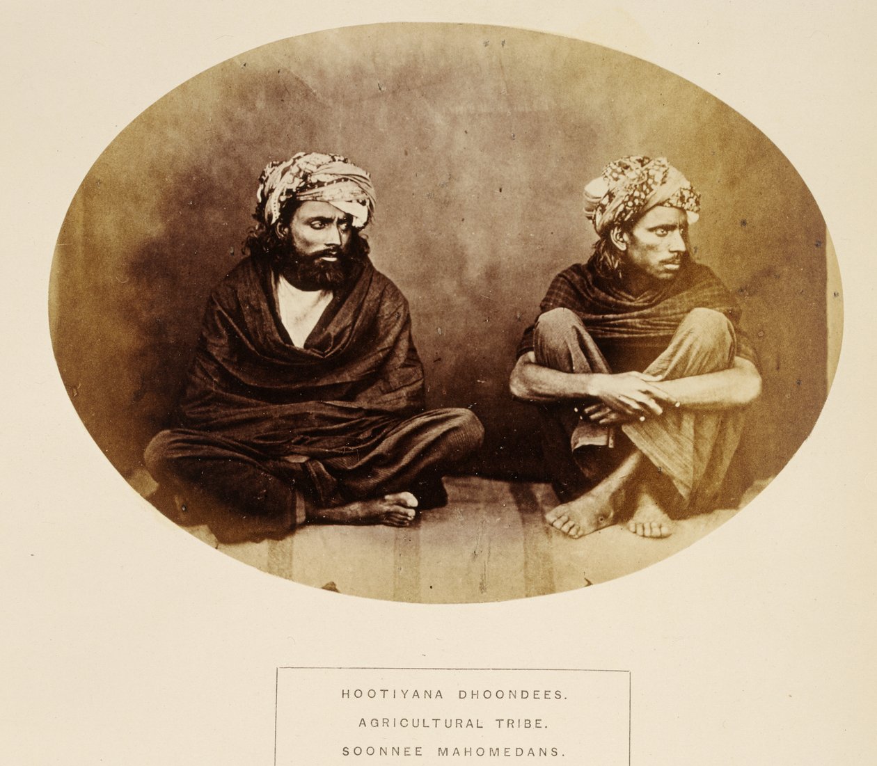 Hootiyana Dhoondees, Tribo Agrícola, Soonnee Mahomedans, Mooltan, de The People of India, de J. Forbes Watson, publicado em 1868 (impressão de albume) de English Photographer