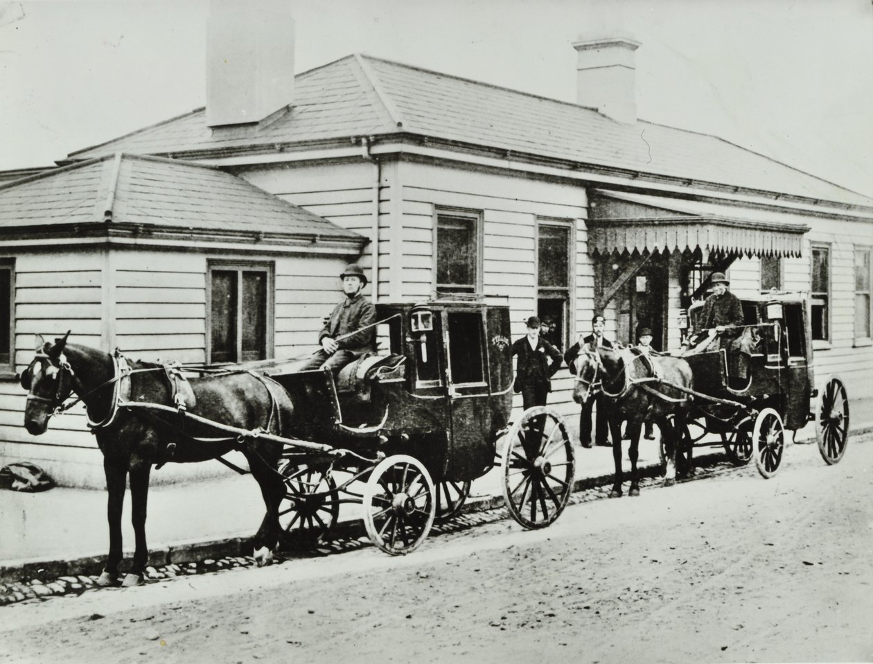 Táxis puxados por cavalos na estação de Westbourne Park, 1885 de English Photographer