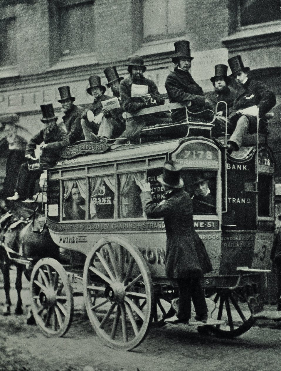 Horse-drawn omnibus da London Bridge Railway com passageiros, 1880 de English Photographer
