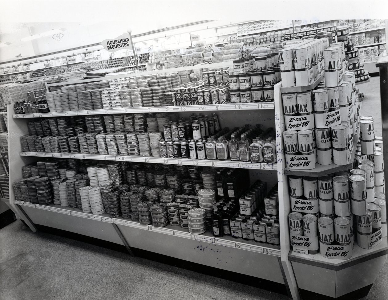 Household requisites aisle, loja de Woolworths, 1956 de English Photographer