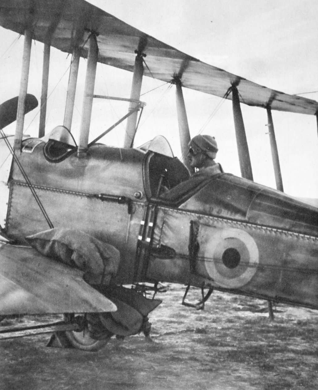 Como Kut Garrison foi alimentado por uma máquina voadora: pronto para voar com sacos de grãos, de The Illustrated War News, 21 de junho de 1916 de English Photographer