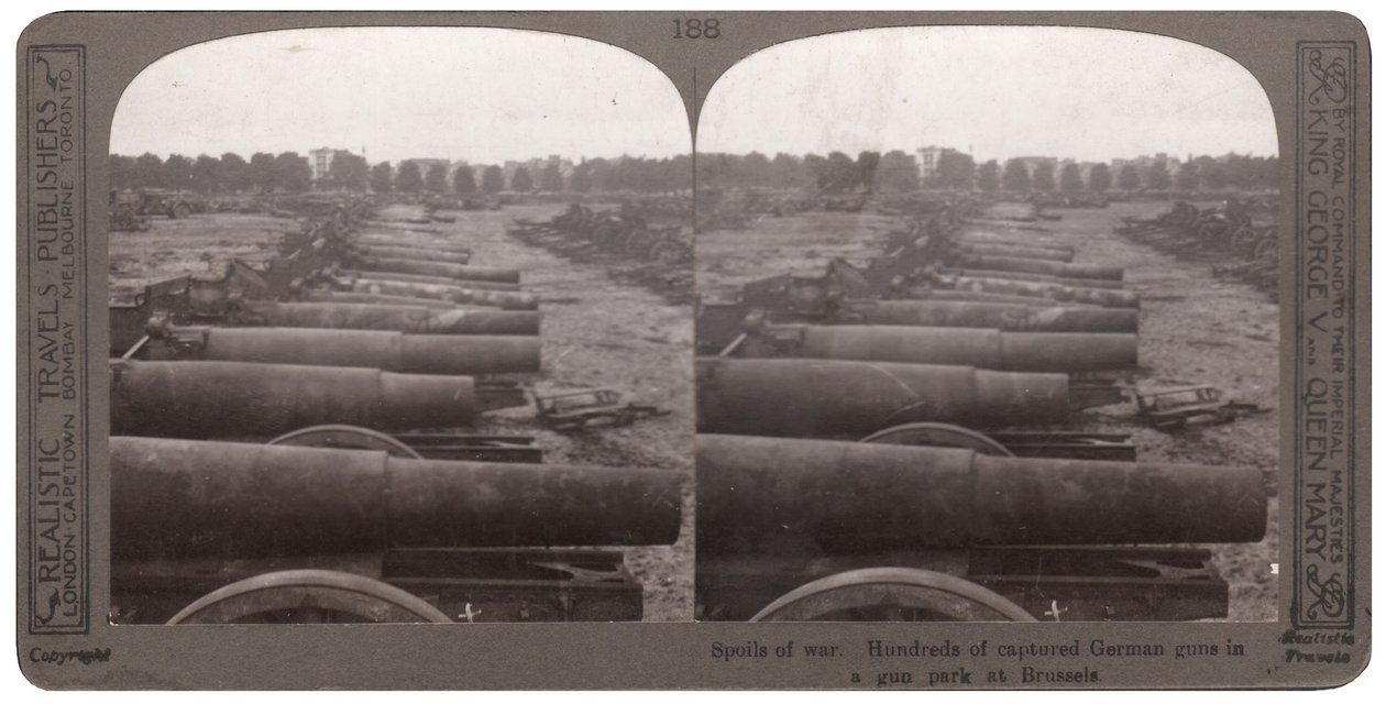Centenas de armas alemãs capturadas em um parque de armas em Bruxelas (impressão estereoscópica) de English Photographer