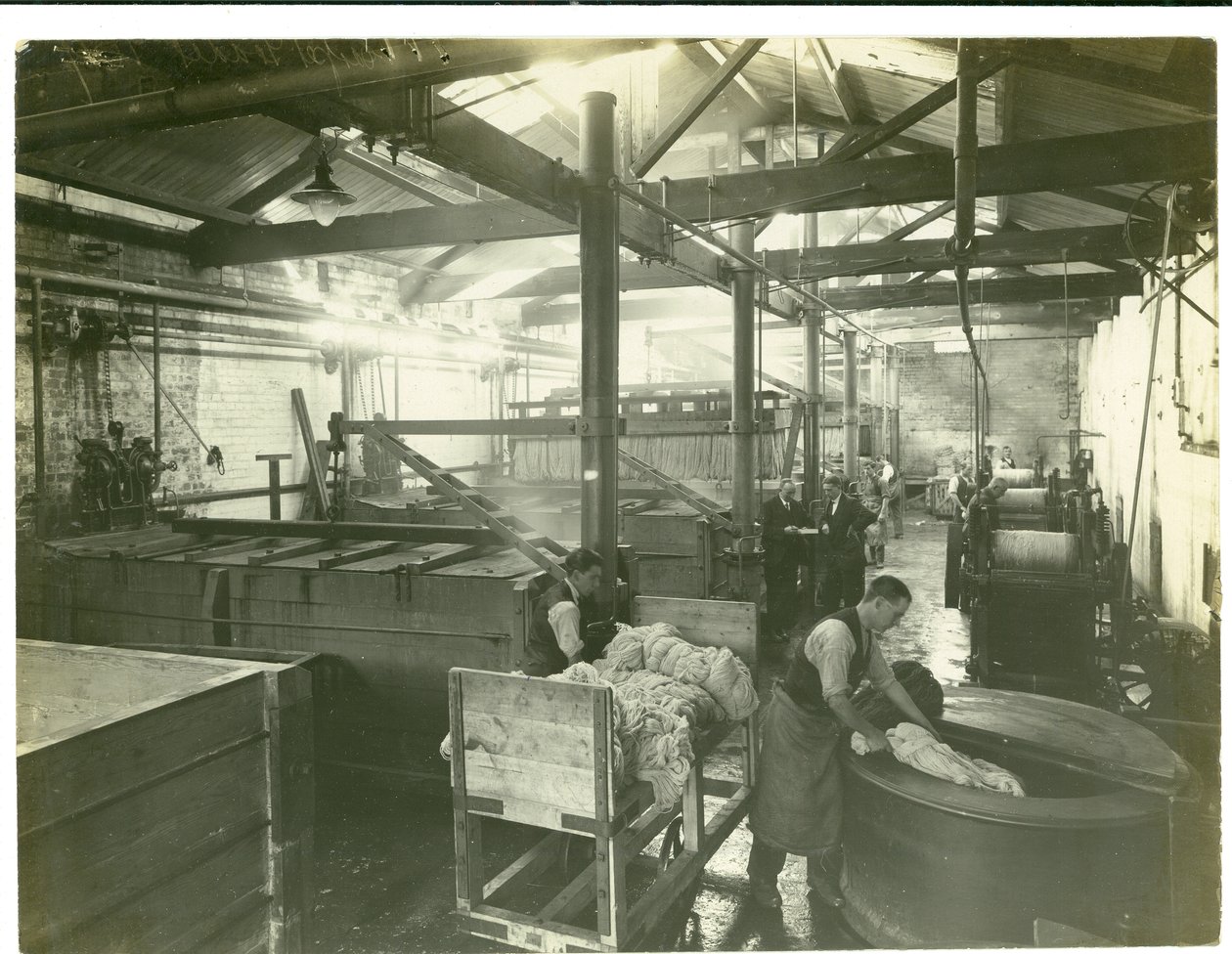 Casa de tingimento hidraulicamente operada, fábrica de tapetes, 1923 de English Photographer