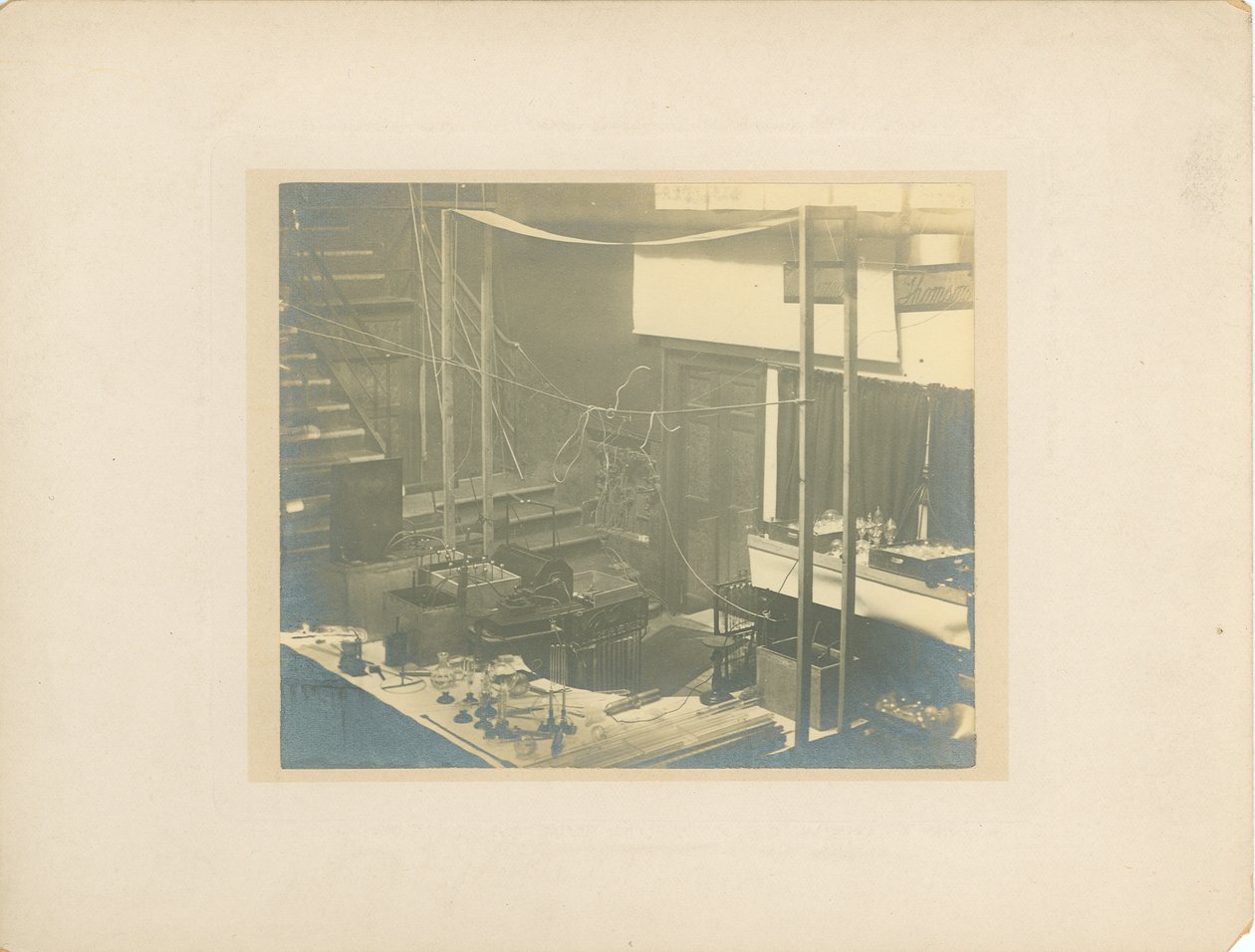 Imagem do palco, na Royal Institution, pouco antes de Tesla dar sua palestra em 1892 de English Photographer