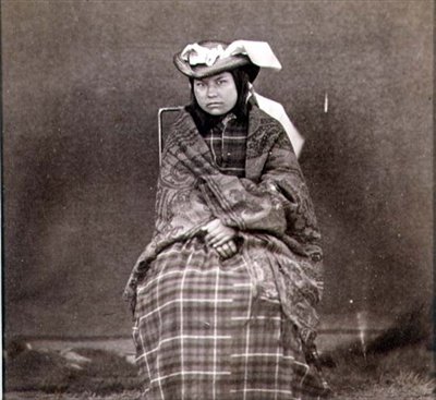 Mulher Indiana em Roupa Ocidental, fotografada pelos Engenheiros Reais no Paralelo Quarenta-Nona (foto sépia) de English Photographer