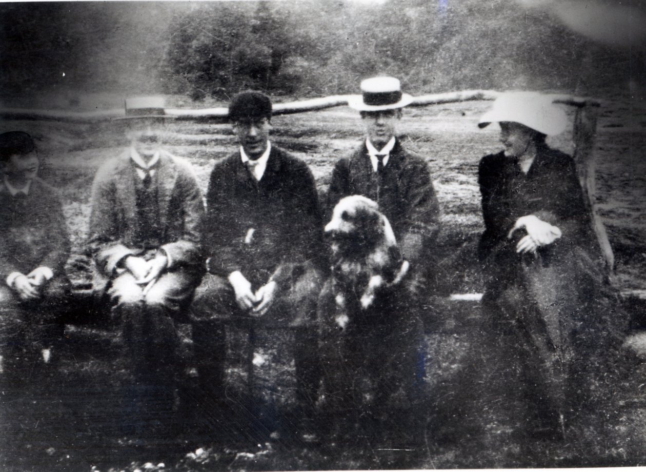 James e Lytton Strachey com Thoby, Adrian e Virginia Stephen em Fritham, Hampshire, 1901 de English Photographer