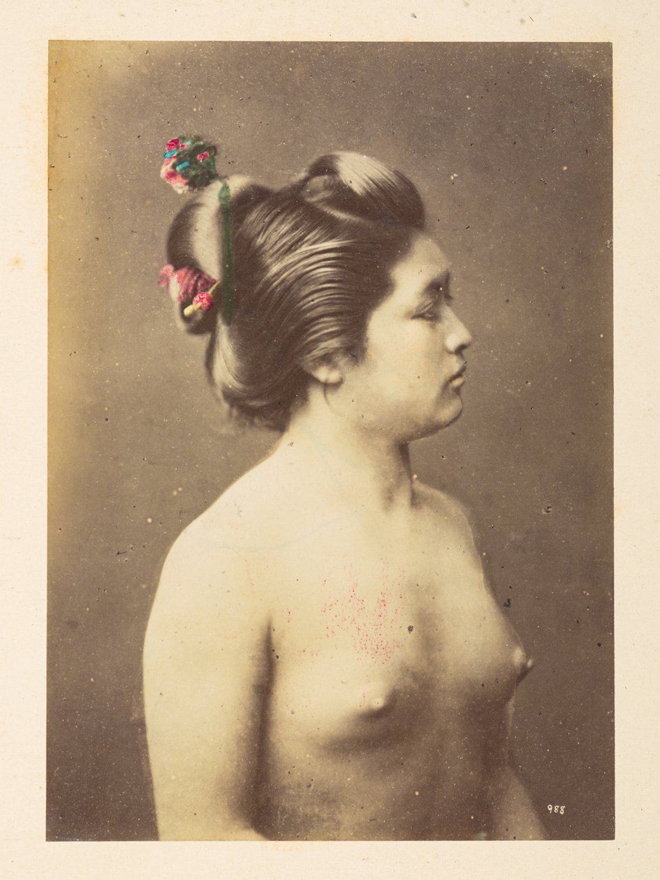 [Japonês] Meninas tomando banho, Retrato de perfil direito de meia altura de uma jovem nua,  Fotógrafo: Desconhecido  Coleção Lucas: Registro fotográfico da turnê mundial de Charles James e Morton P, Lucas de English Photographer