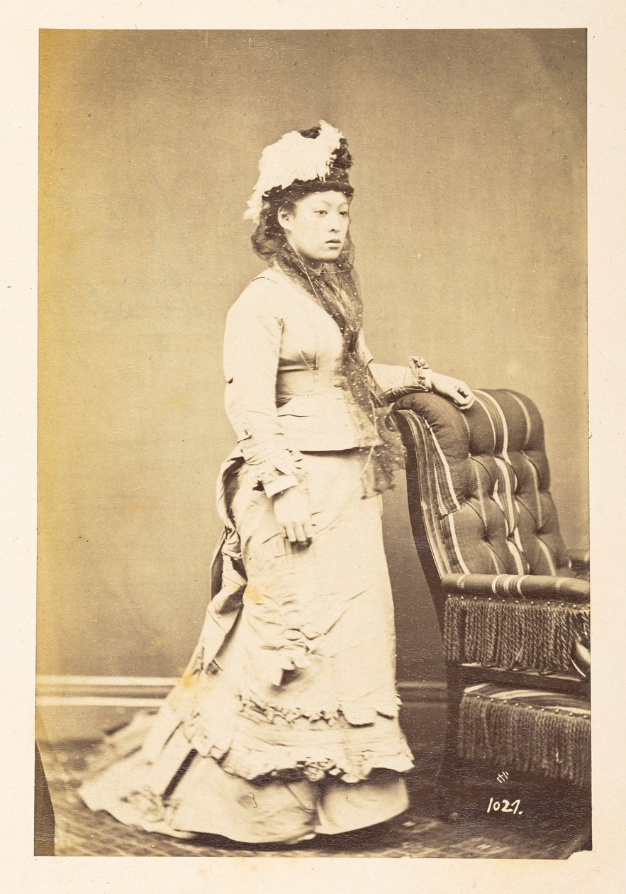Mulher japonesa em traje europeu, Retrato de estúdio de uma jovem japonesa em traje e chapéu ocidental, Fotógrafa: Colecção Lucas, desconhecida: Registo fotográfico da digressão mundial de Charles James e Morton P, Lucas de English Photographer