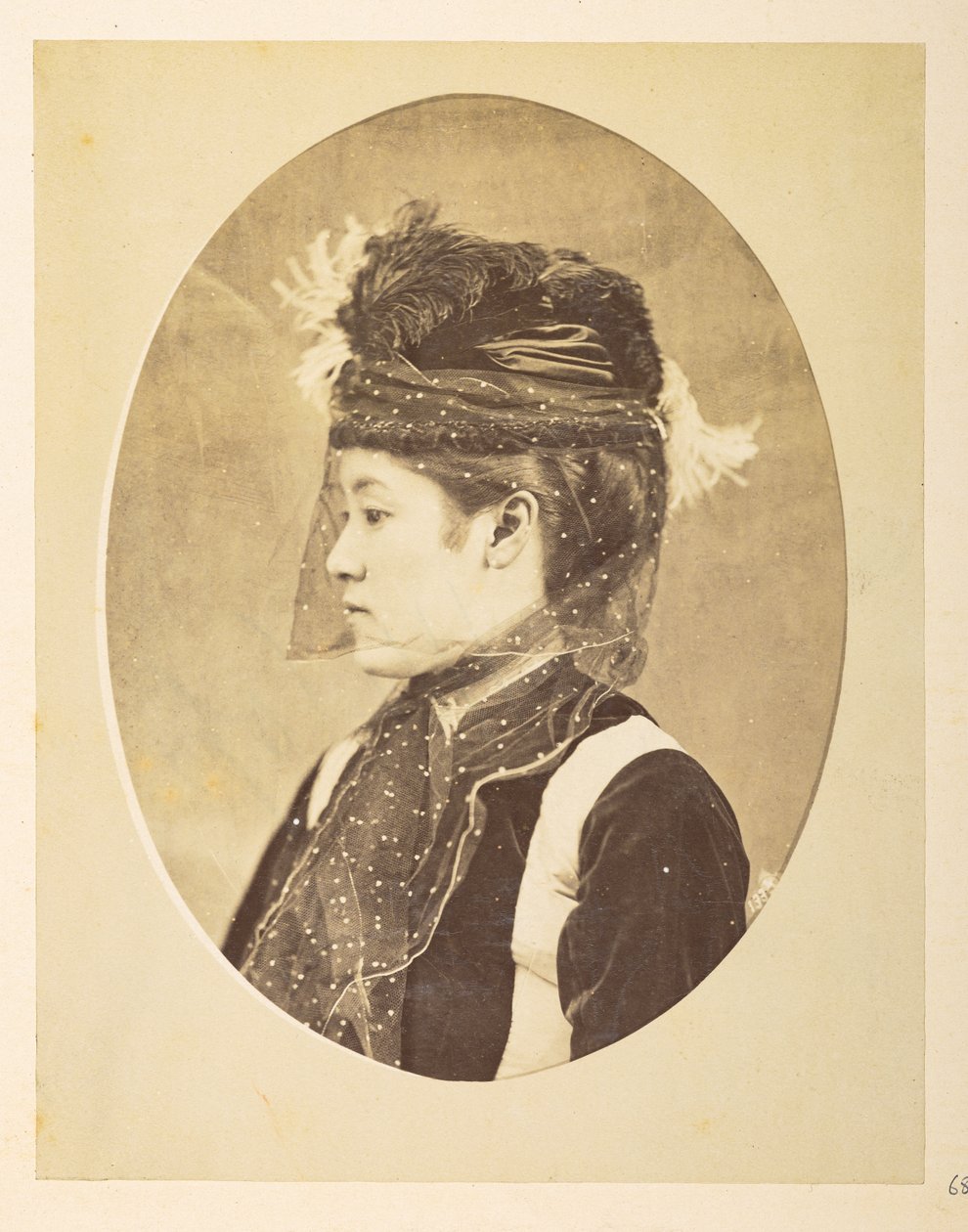 mulher japonesa em vestido europeu, Imagem oval; cabeça e ombros esquerdo retrato de perfil de uma jovem japonesa em vestido europeu, com chapéu e véu,     Fotógrafo: Desconhecido  Coleção Lucas: Registro fotográfico da turnê mundial de Charles James e de English Photographer