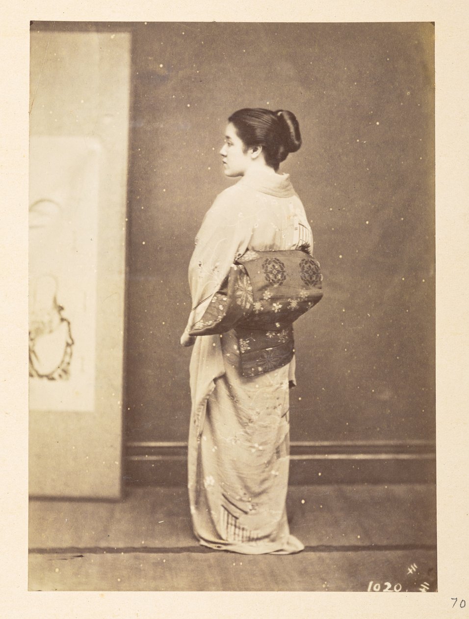 Mulher japonesa em traje tradicional, Fotógrafa: Desconhecida Colecção Lucas: Registo fotográfico da digressão mundial de Charles James e Morton P, Lucas de English Photographer