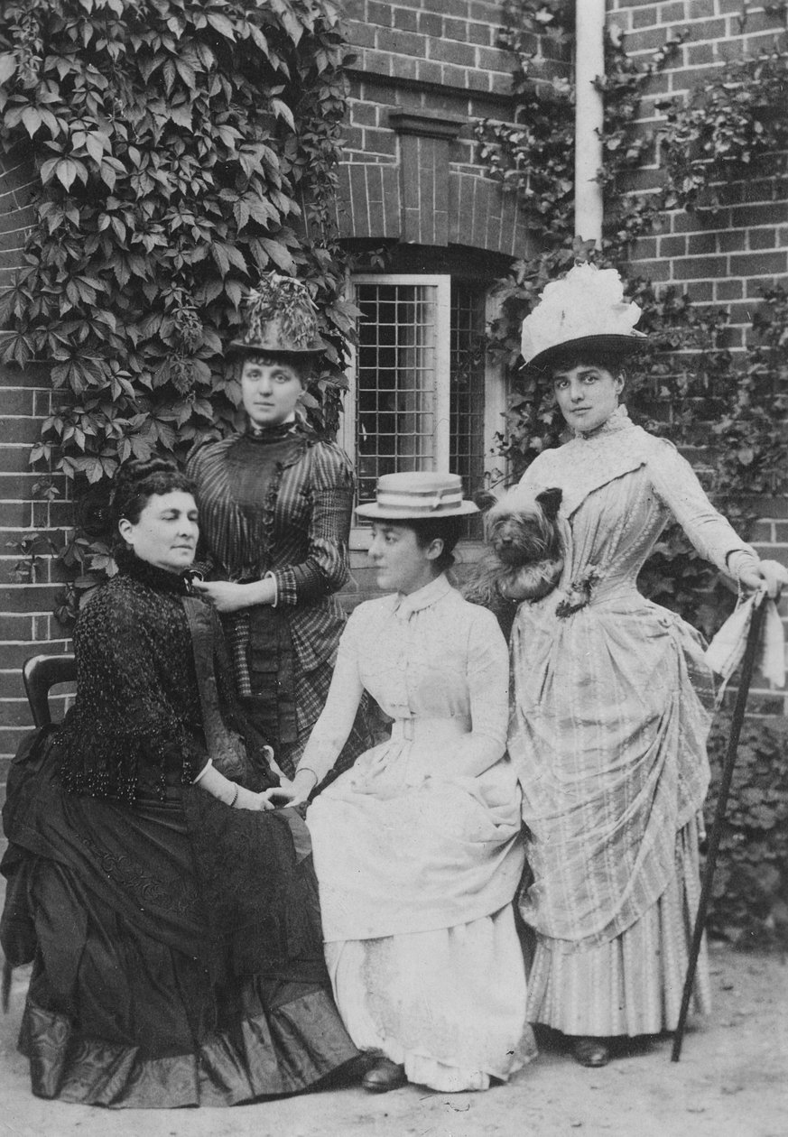 Jennie Jerome, mais tarde Lady Randolph Churchill, com sua mãe e irmãs (foto bw) de English Photographer