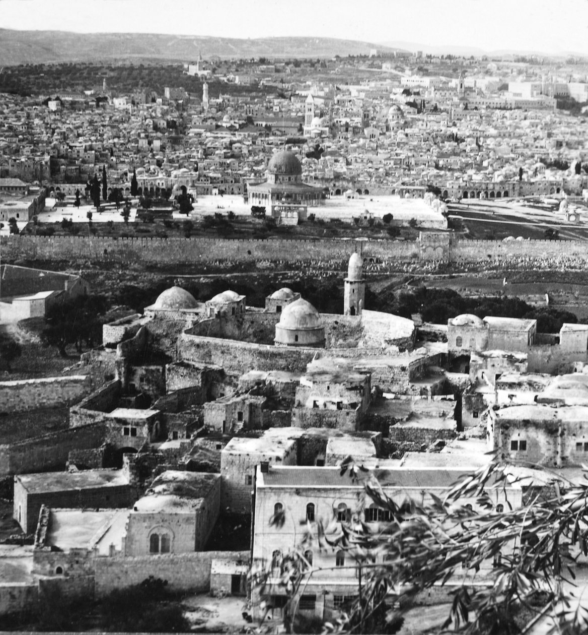 Jerusalém, a Cidade Santa, objetivo dos cruzados, resgatados para sempre dos turcos, 1917 de English Photographer