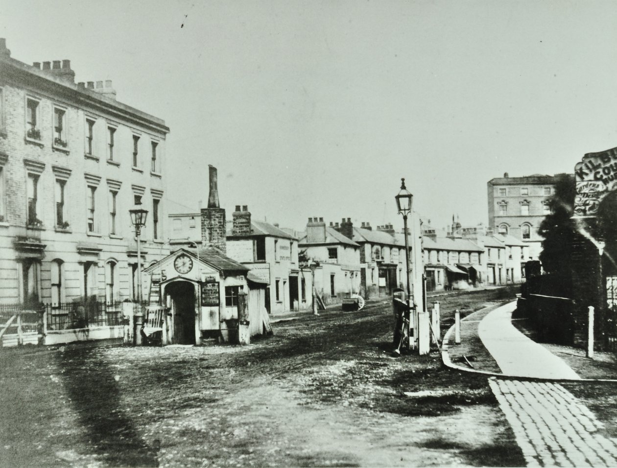 Kilburn Toll Gate no extremo sul da Kilburn High Road pela junção de Kilburn Priory, Camden Libraries, 1875 de English Photographer
