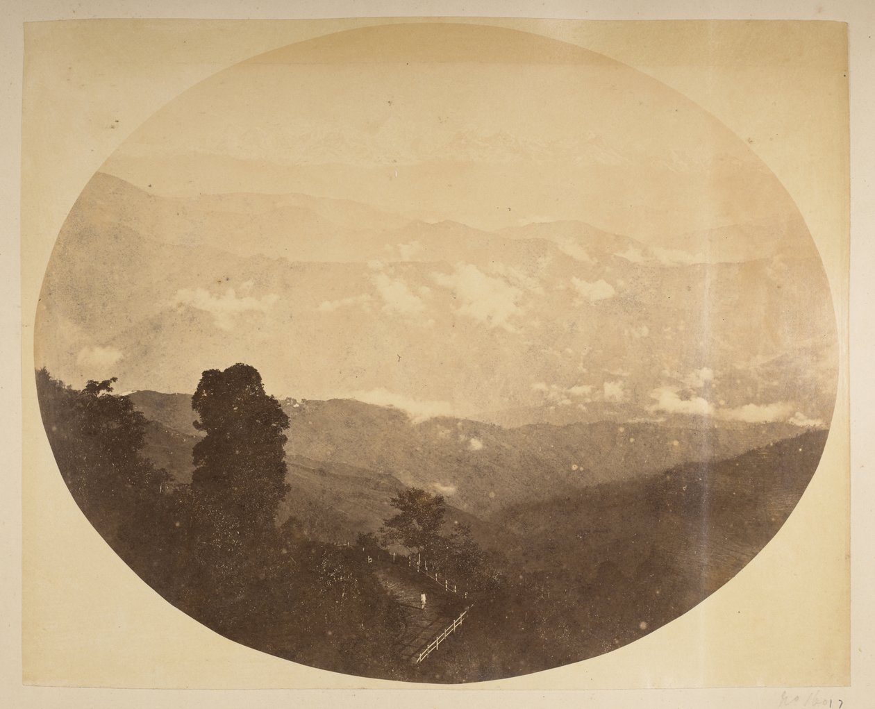Kanchenjunga da colina perto da Câmara Municipal, [Darjeeling]. Vistas de Darjeeling de 1870 de English Photographer