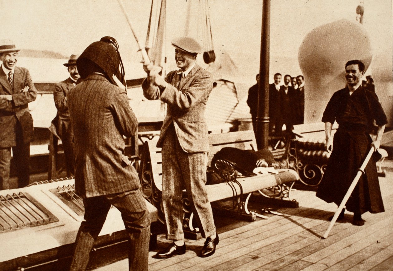 Rei Edward VIII testando um capacete japonês de esgrima, 1922 de English Photographer