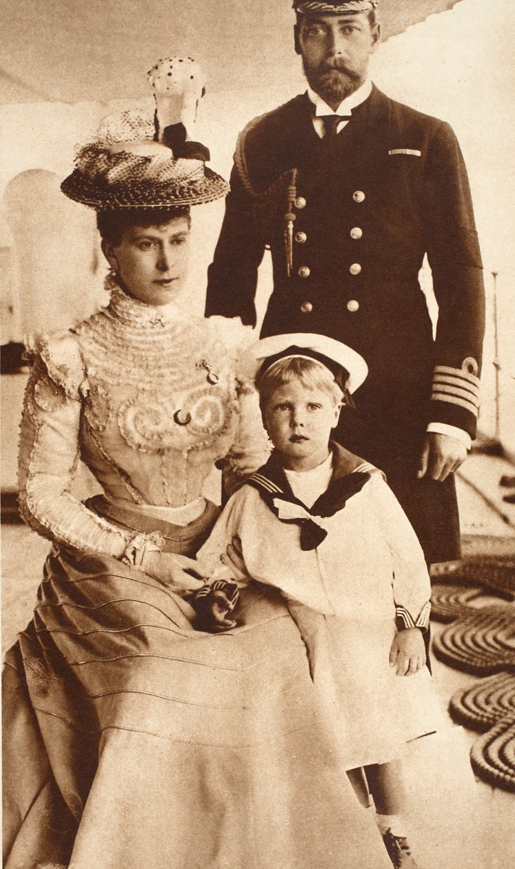 Rei George V, Queen Mary e seu filho Edward VIII, a bordo do HMS Crescent, c.1899 de English Photographer