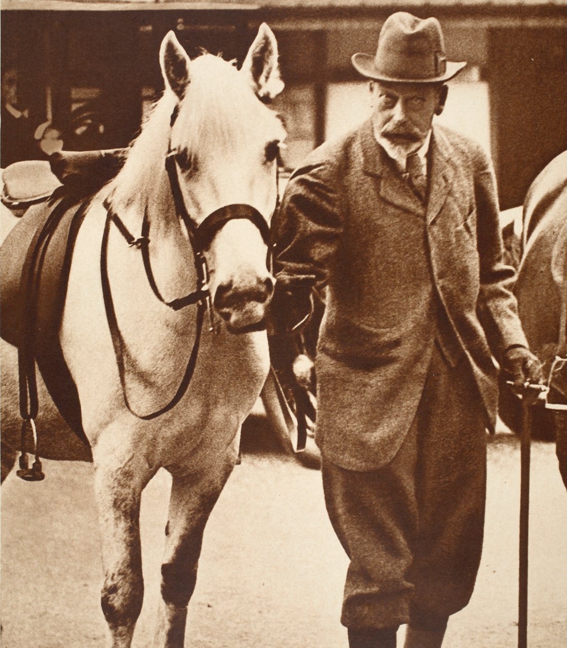 Rei George e seu favorito pônei Jock, de 1930 de English Photographer