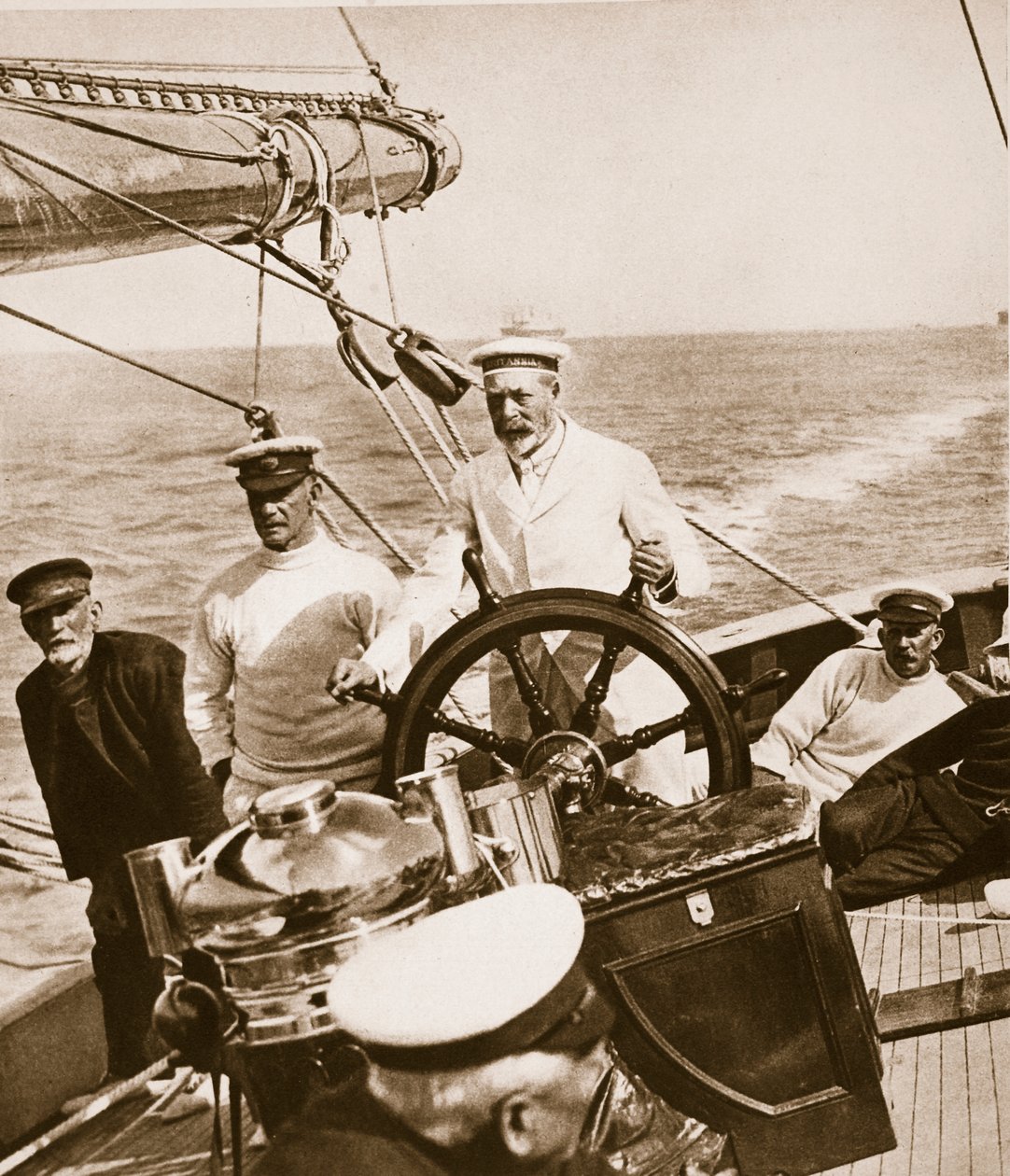 Rei George ao leme de seu iate Britannia, de 1920 a 30 de English Photographer