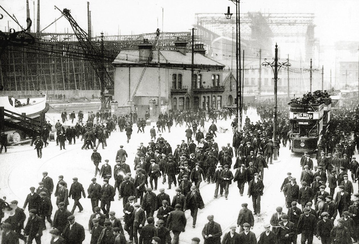 Hora de arrebentar no estaleiro Harland und Wolff, Belfast, Irlanda, com o Titanic em construção ao fundo, 1910-11 de English Photographer