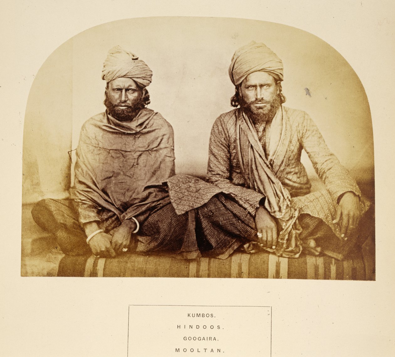 Kumbos, Hindoos, Googaira, Mooltan, de The People of India, de J. Forbes Watson, publicado em 1868 (albumen print) de English Photographer