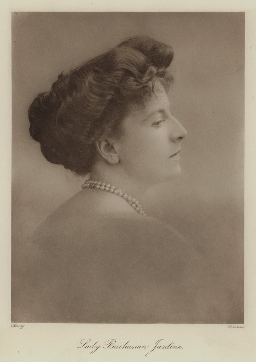 Lady Buchanan Jardine (fotografia a preto e branco) de English Photographer