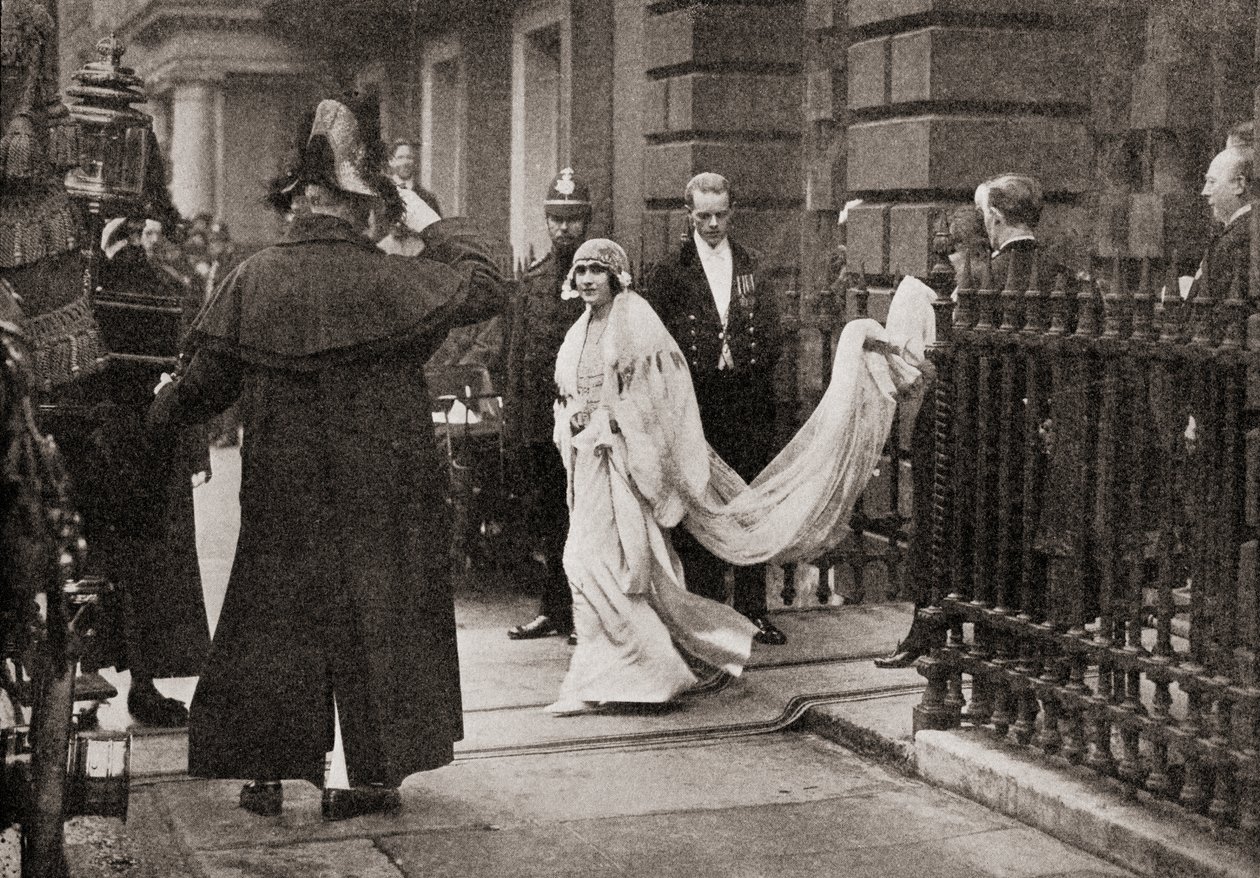 Lady Elizabeth Bowes Lyon em seu caminho para seu casamento em 26 de abril de 1923, para HRH O Duque de York, mais tarde Rei George VI, de A História de Vinte e Cinco Anos, publicado em 1935 de English Photographer