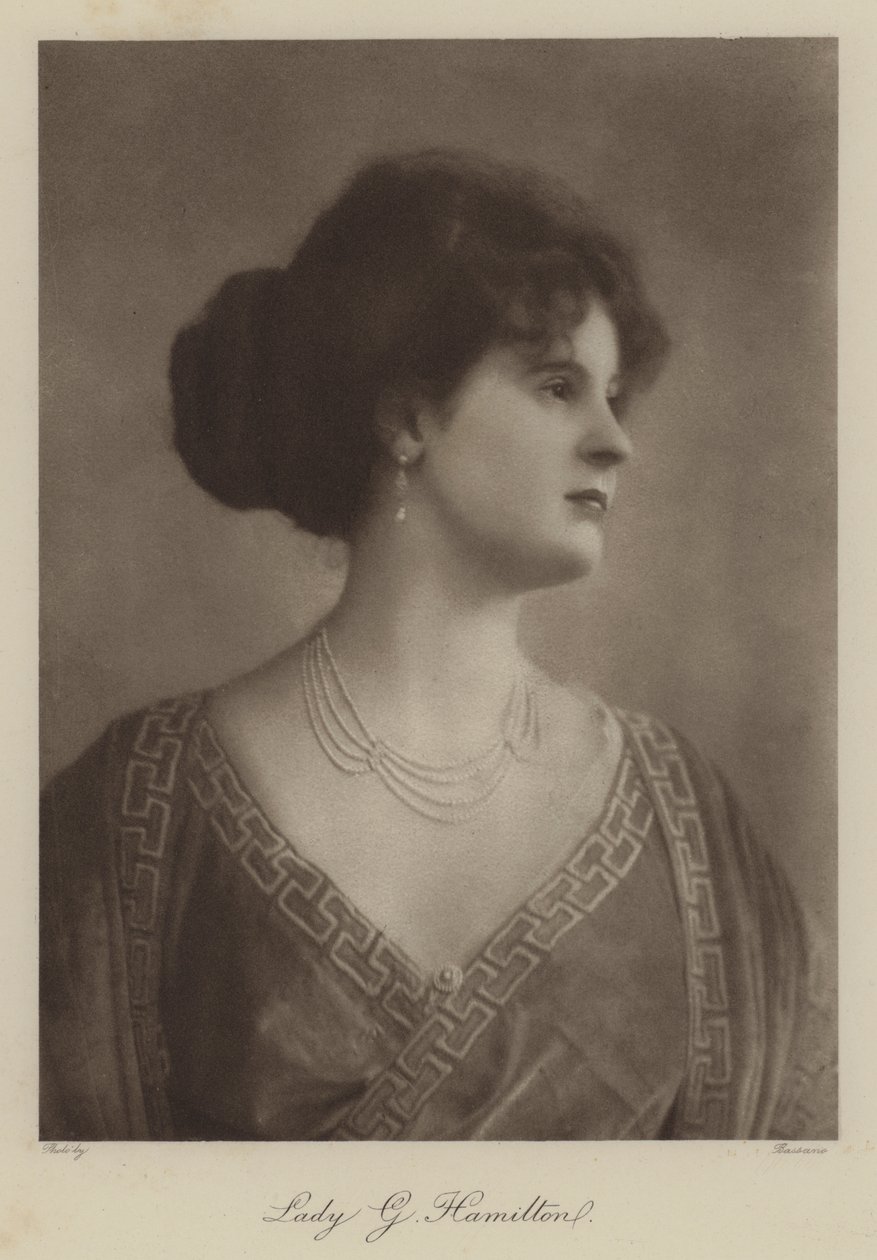 Lady G Hamilton (fotografia a preto e branco) de English Photographer