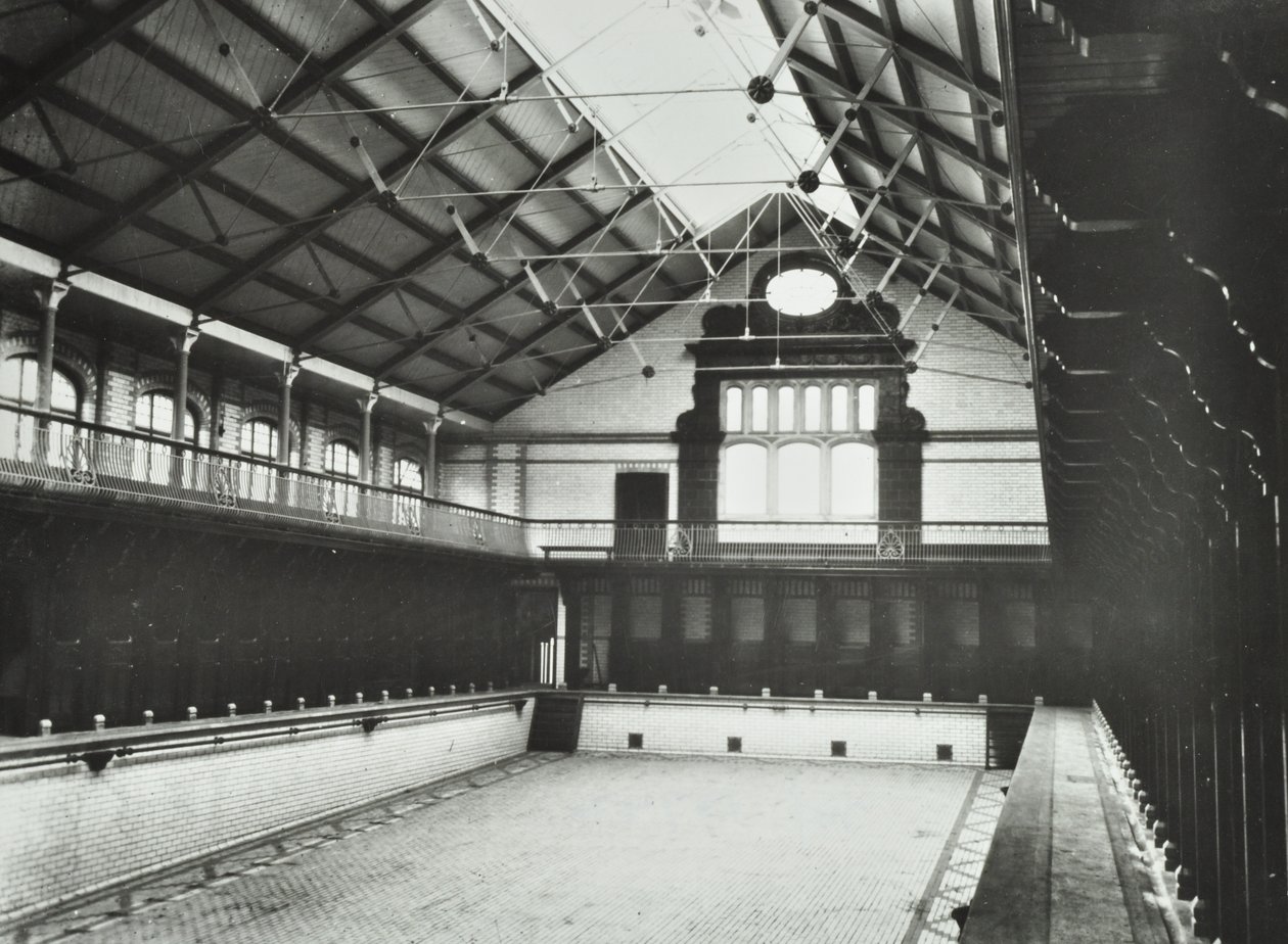 Laurie Grove Bath: o primeiro banho de piscina pública em Deptford, banho de primeira classe, 1898 de English Photographer