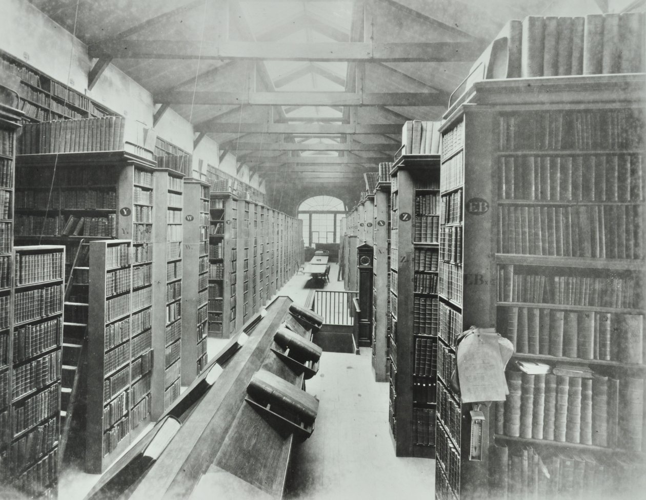 Biblioteca, Sion College, Victoria Embankment, Cidade de Londres, 1885 de English Photographer
