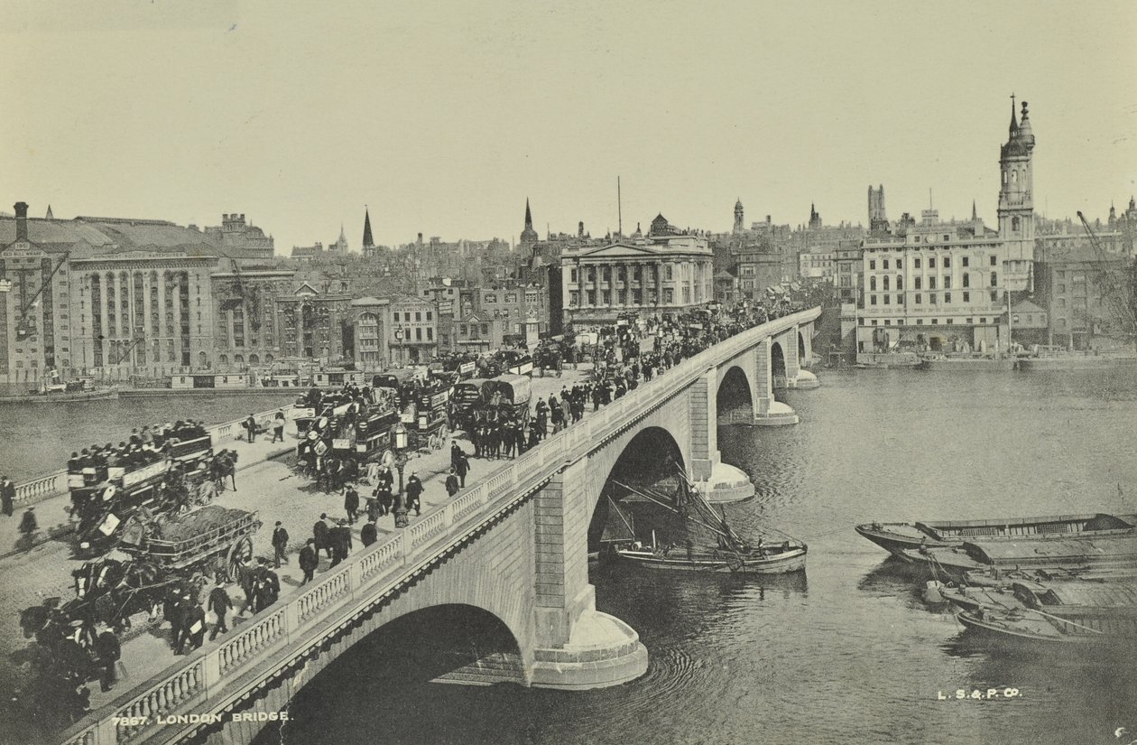 Ponte de Londres: carruagens e carruagens puxadas por cavalos, bem como pedestres, atravessam a ponte, 1895 de English Photographer