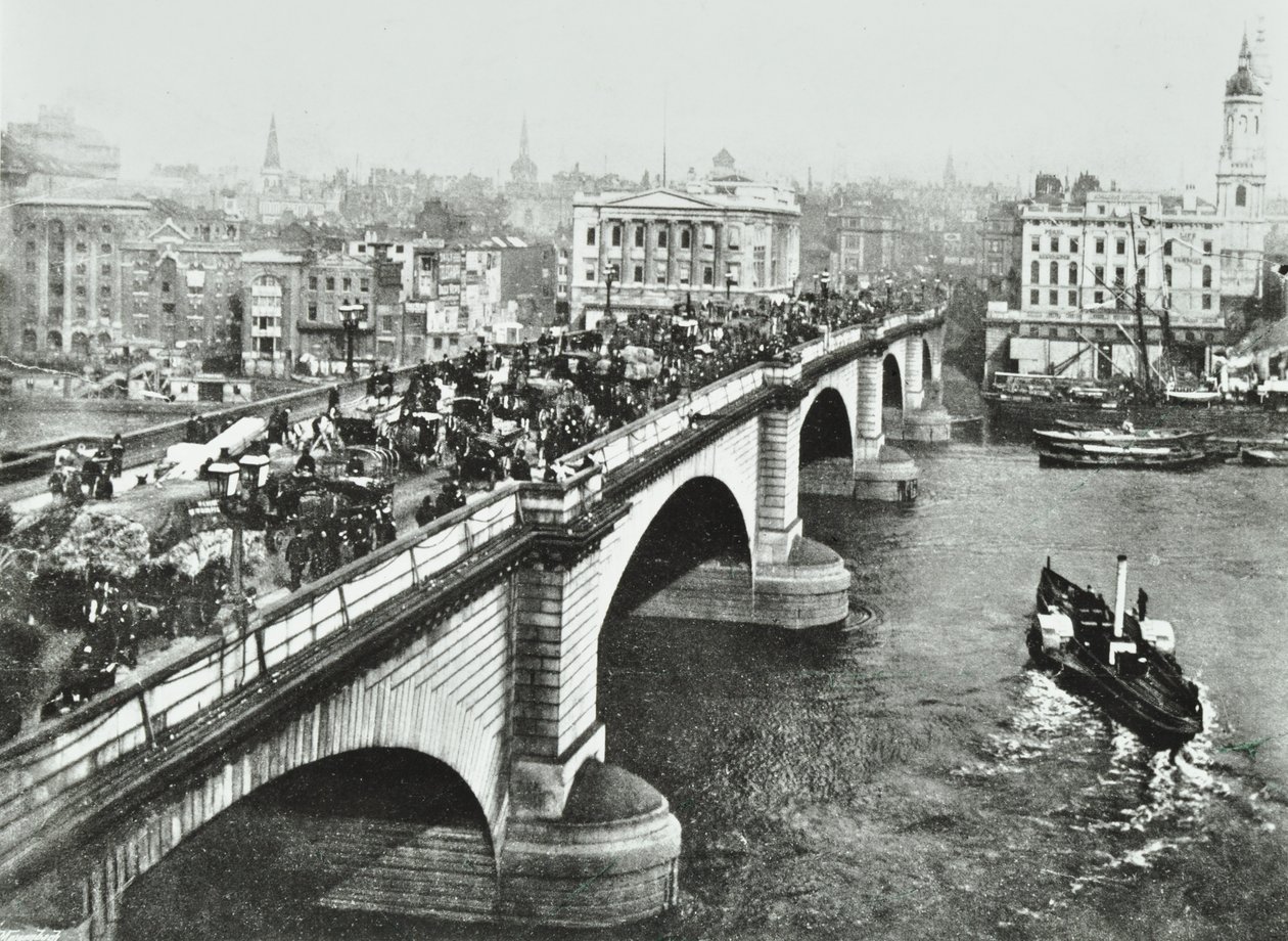 London Bridge: tráfego puxado por cavalos na ponte, 1895 de English Photographer