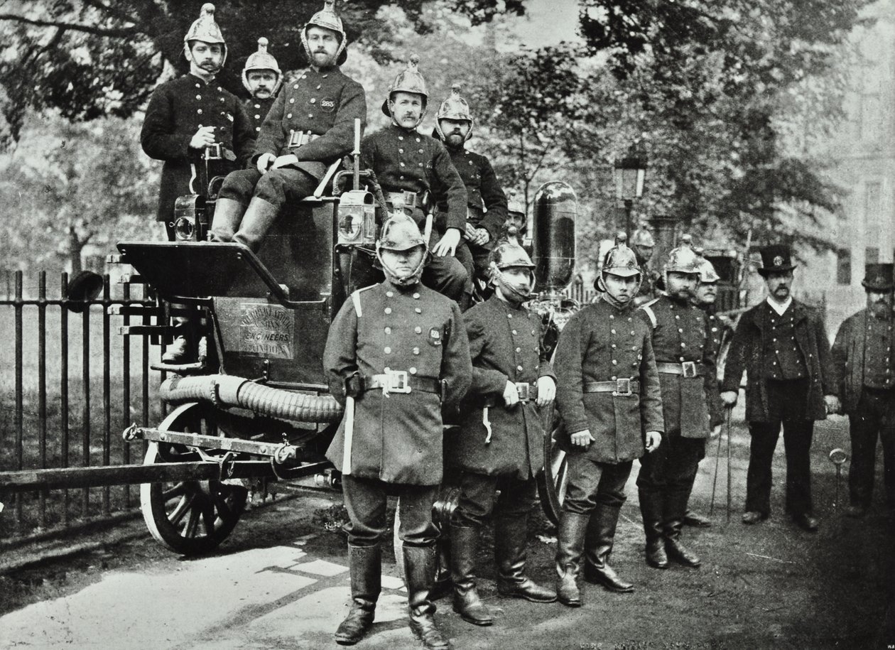 Corpo de bombeiros de Londres: grupo de bombeiros, com motor e turncocks, 1895 de English Photographer