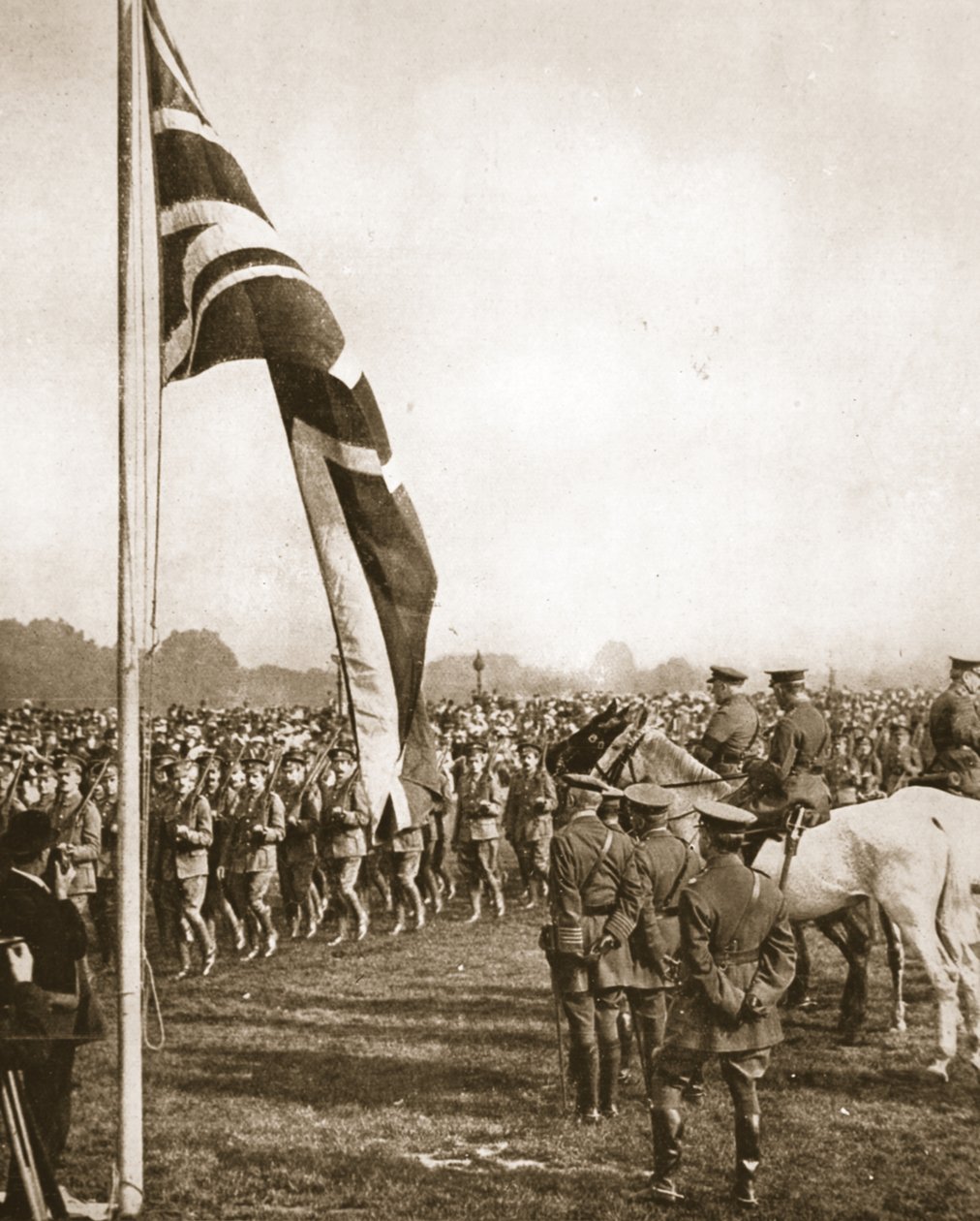 Lord French revendo voluntários em Hyde Park: Olhos deixados na base de saudação, de The Illustrated War News, 14 de junho de 1916 (foto sépia) de English Photographer