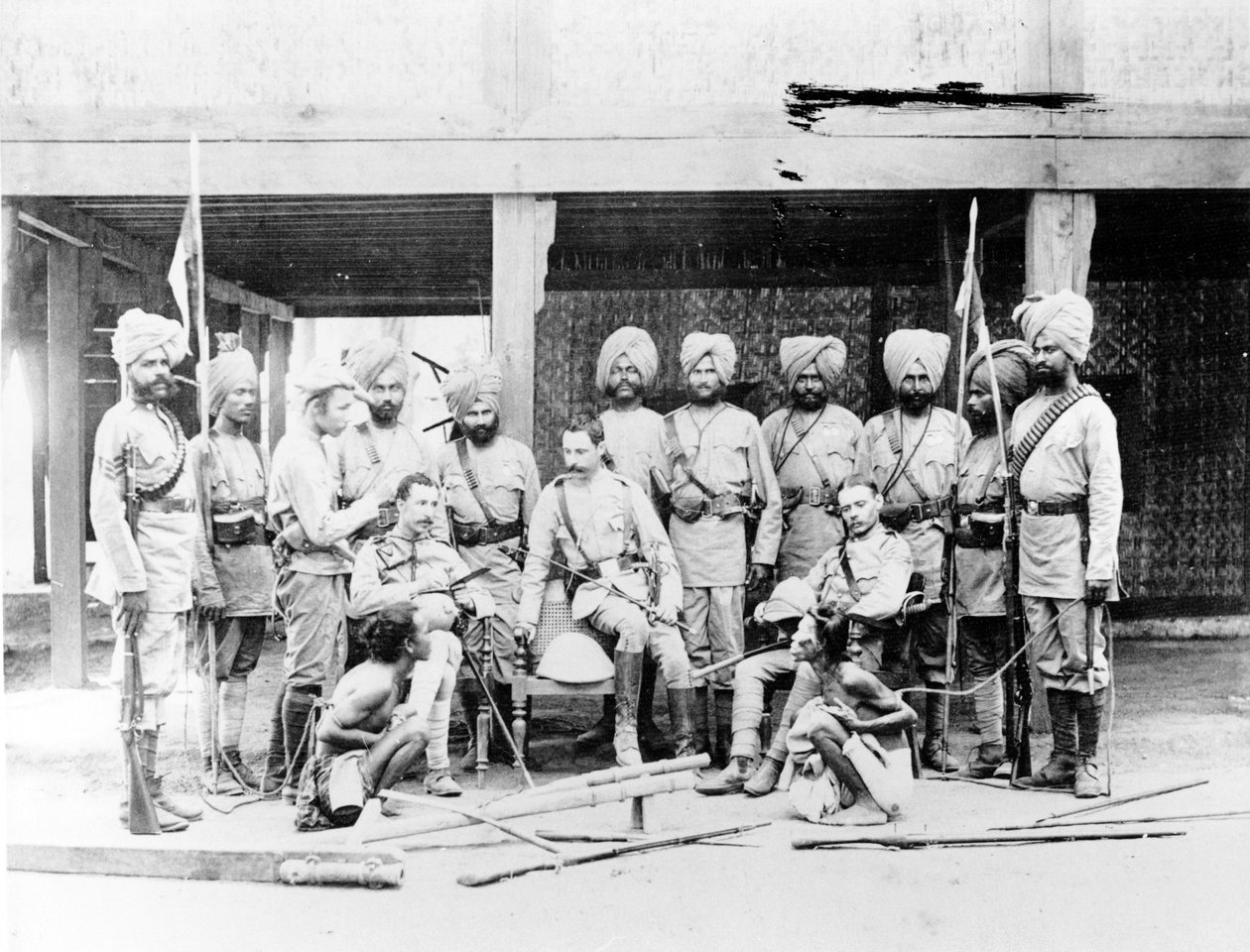 Lorde Henry Rawlinson com oficiais sikhs e membros da tribo birmanesa capturados, c.1886 de English Photographer