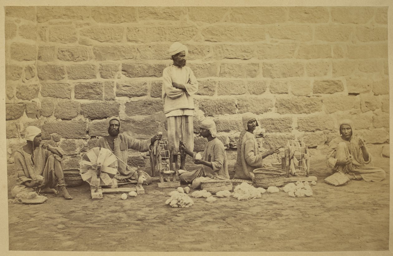 Prisioneiros do sexo masculino enrolando algodão em rodas de fiar na Prisão de Karachi. c. 1873160 mm x 250 mm Fotógrafo: Michie and Company Archaeological Survey of India Coleções: India Office Series (Volume 52). de English Photographer