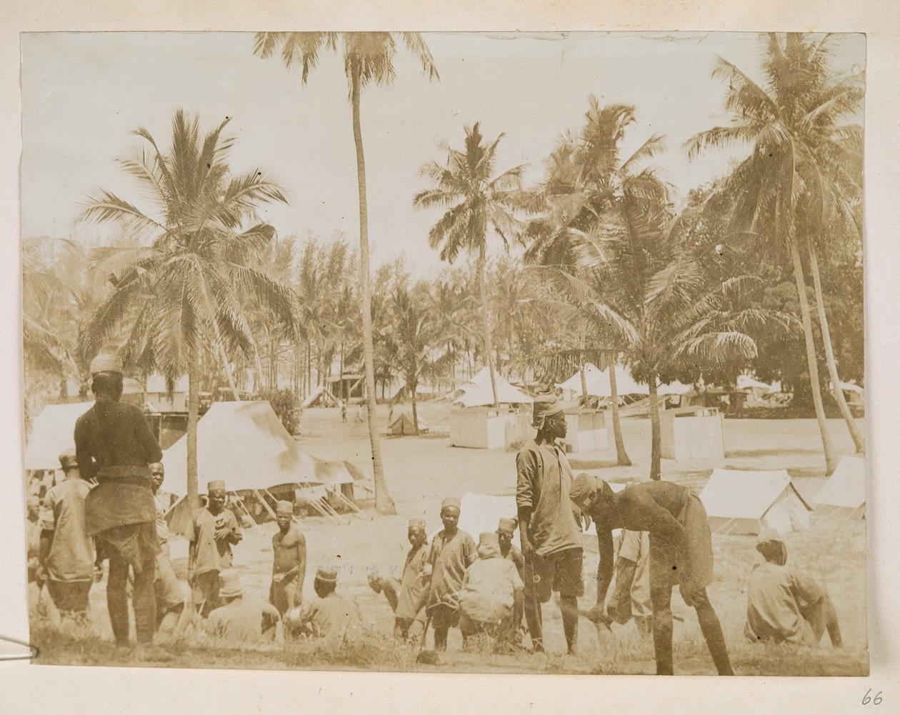 Homens que serviram para os britânicos durante a Campanha da África Oriental de English Photographer