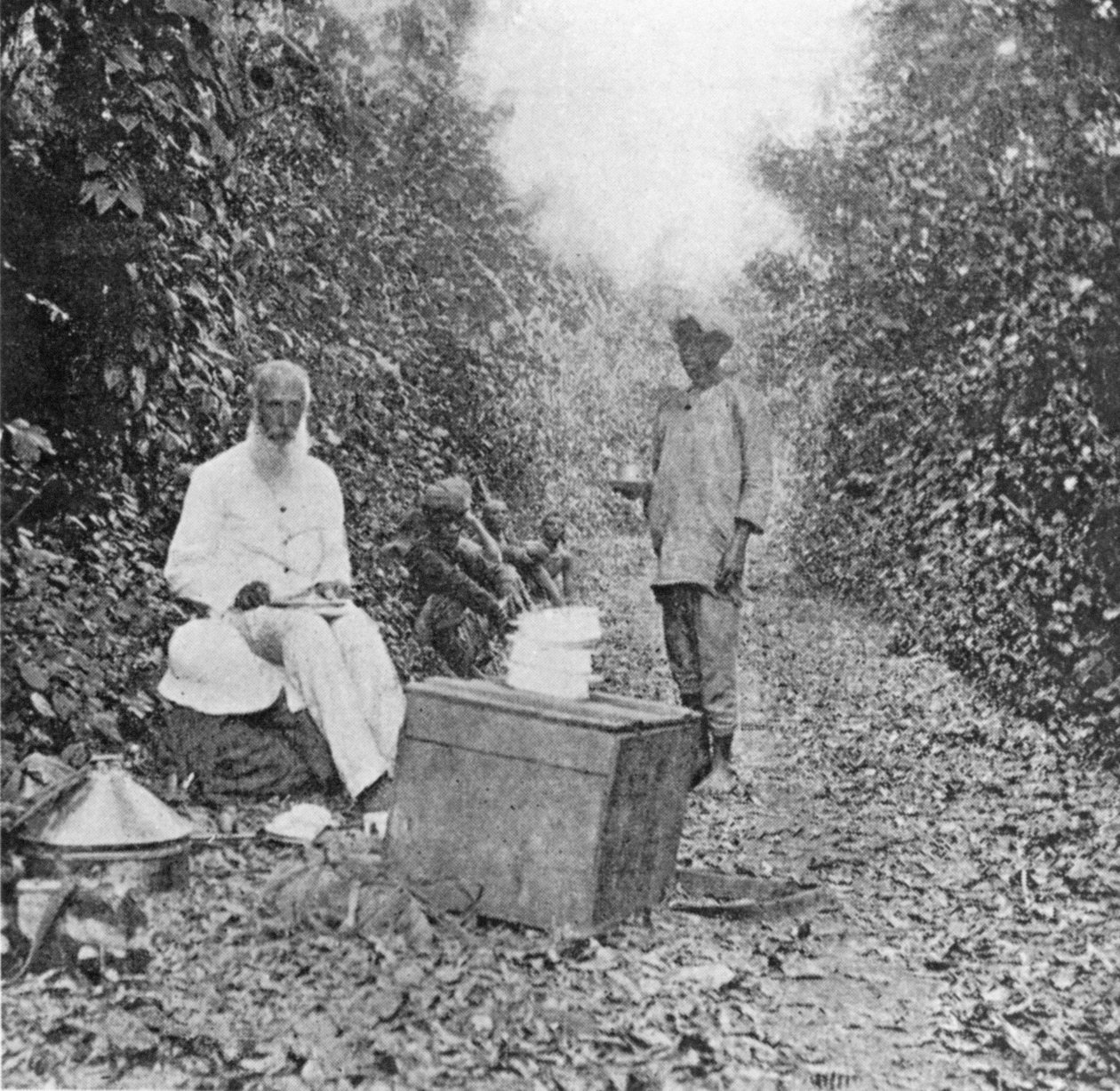 Parada do meio-dia na marcha, de Under the African Sun; Sob o sol africano; uma descrição de raças nativas em Uganda, aventuras esportivas e outras experiências, por William John Ansorge, 1899 (bw phot de English Photographer