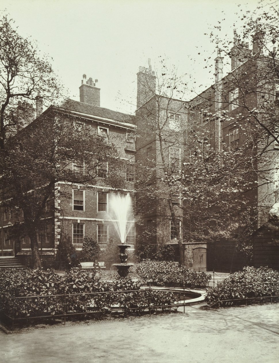 Templo Médio, Fountain Court, 1885 de English Photographer
