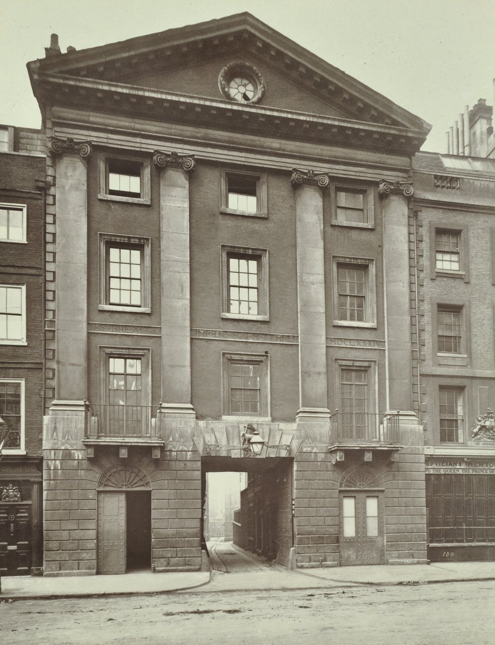 Portaria do Templo Médio, 1885 de English Photographer