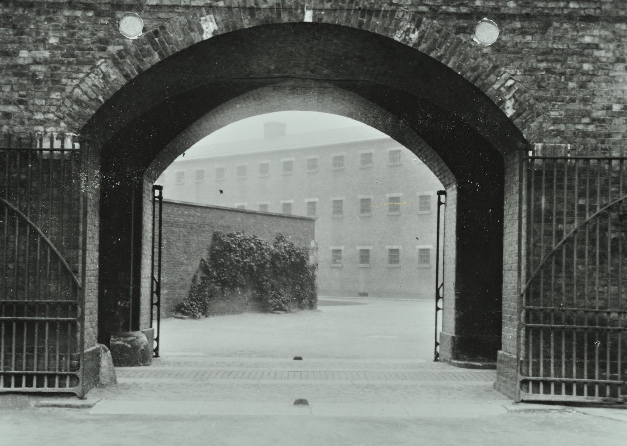 Prisão Millbank: arco, entrada, 1885 de English Photographer