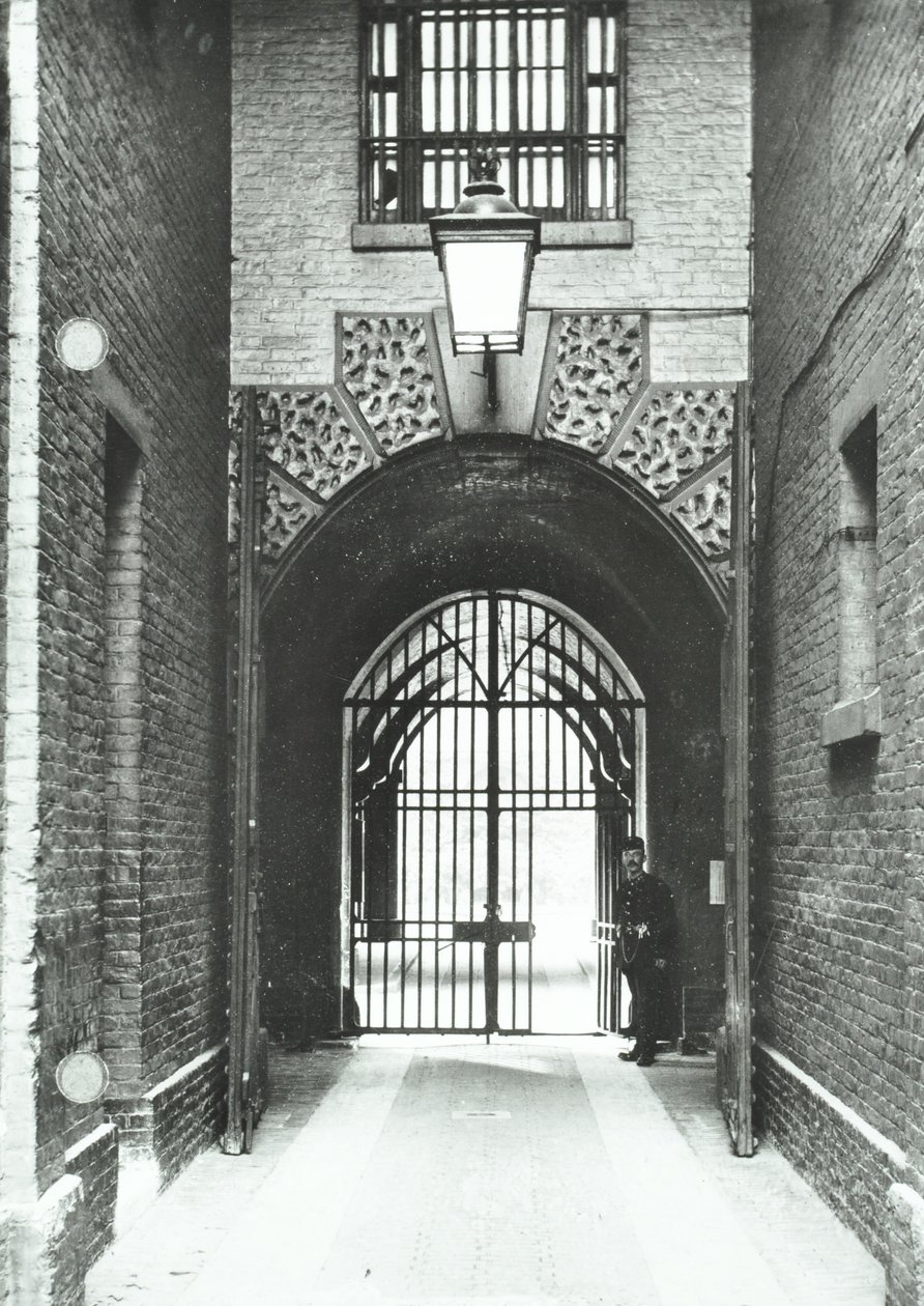 Prisão Millbank: passagem principal, Warden Barnard na porta, 1885 de English Photographer