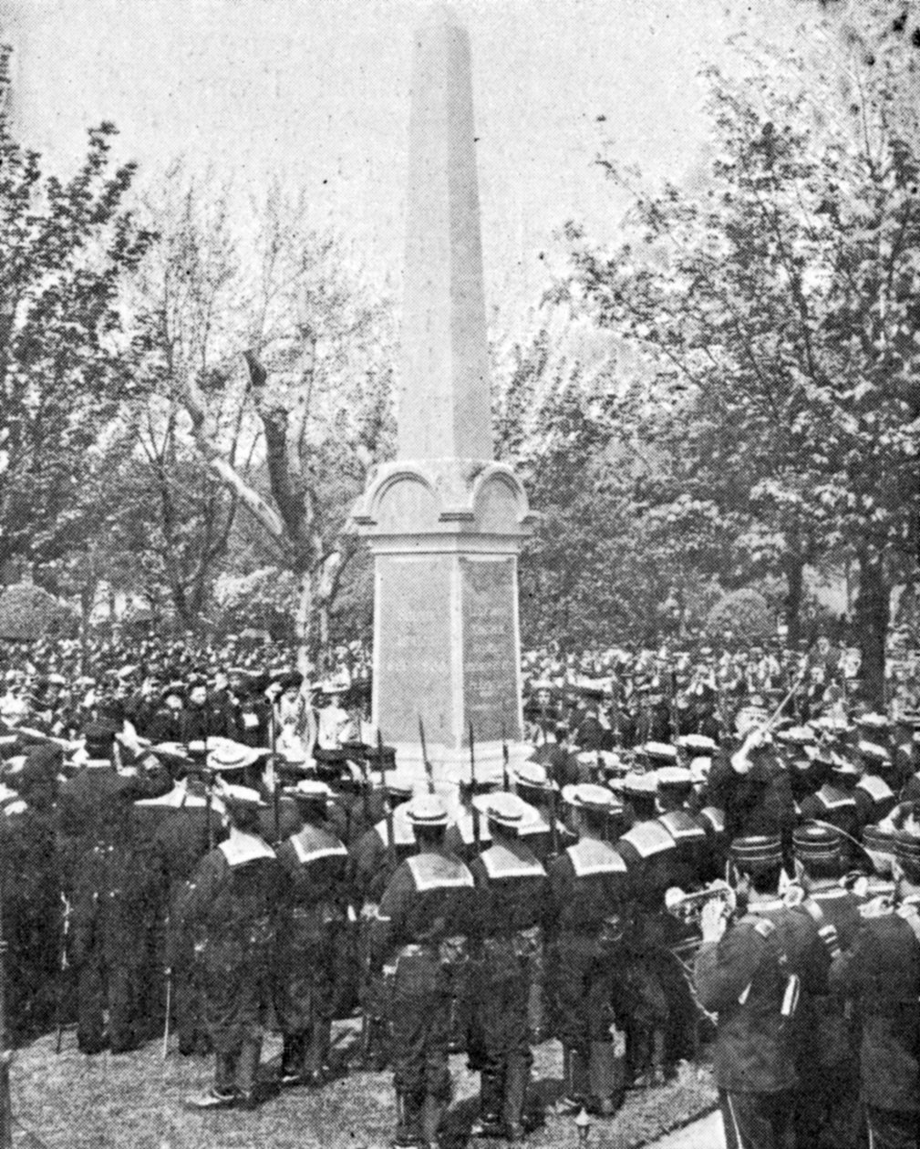 Monumento em memória dos oficiais e homens de HMS Poderosa, ilustração do rei, 25 de maio de 1901 de English Photographer