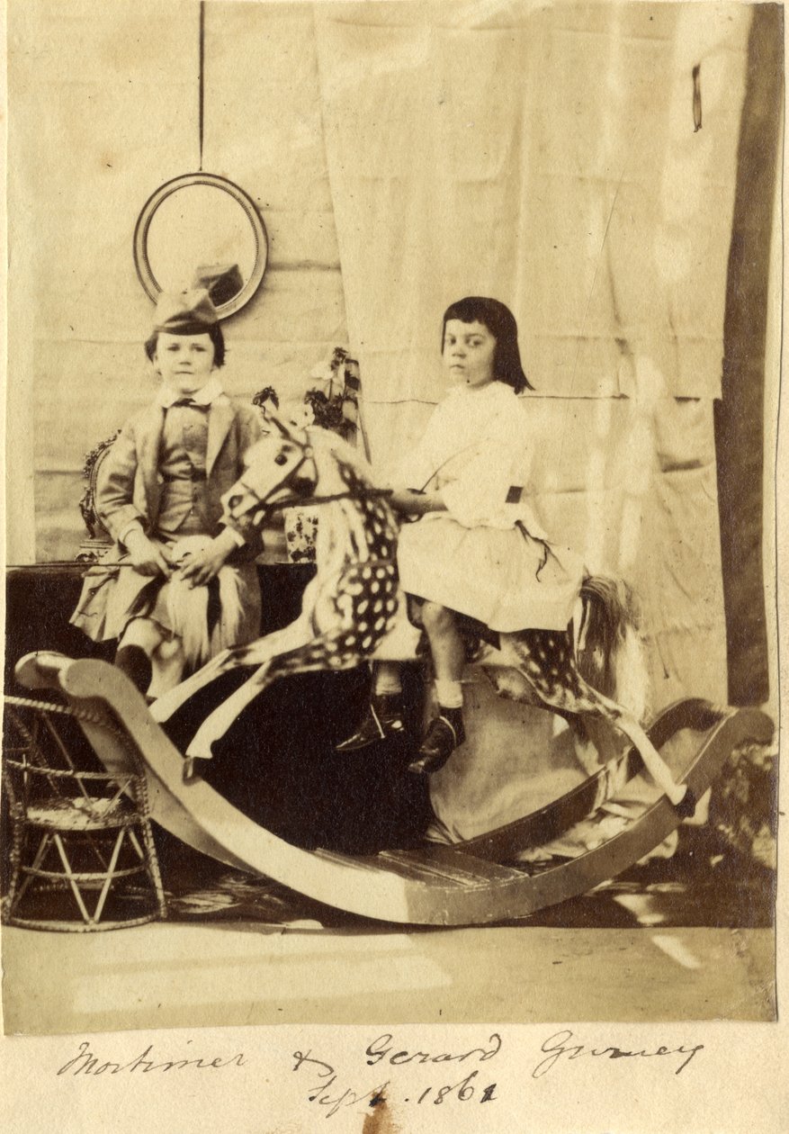 Mortimer e Gerard Gurney com o seu cavalo de balanço de English Photographer