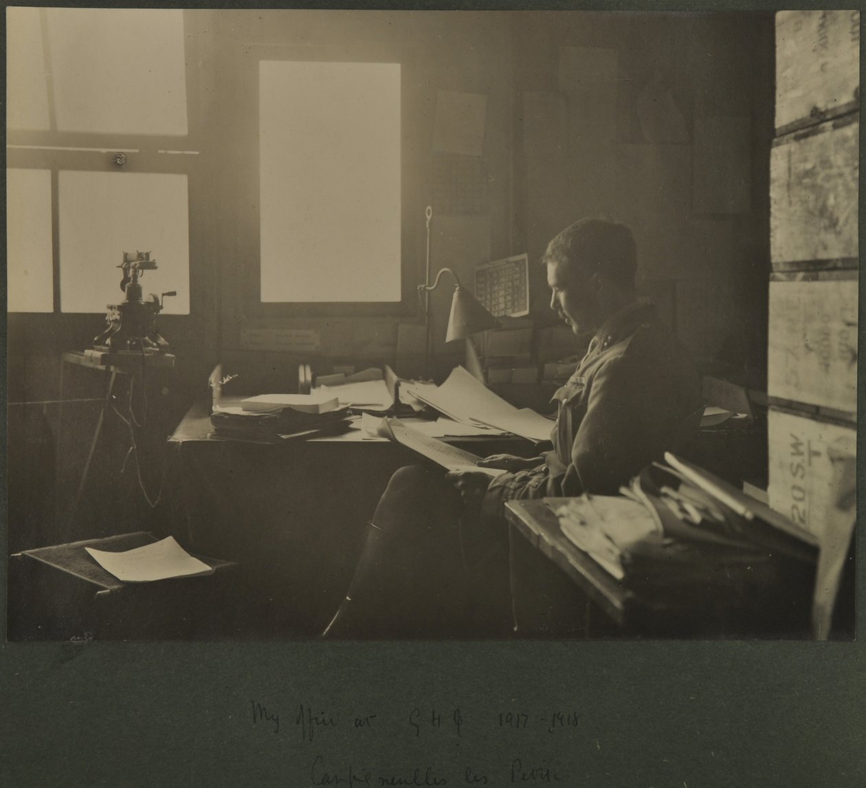 Meu escritório no GHQ, 1917-18 de English Photographer